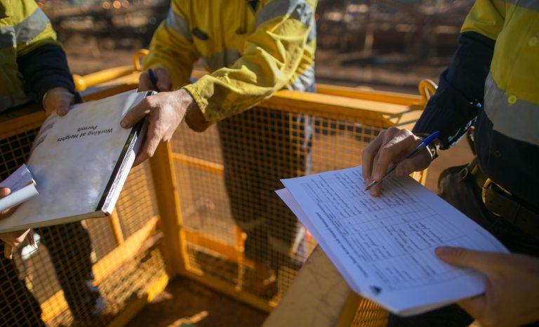 Firma de carpeta de arranque en terreno